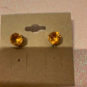 Brand new set of stud earrings color honey color very shiny and sparkly
